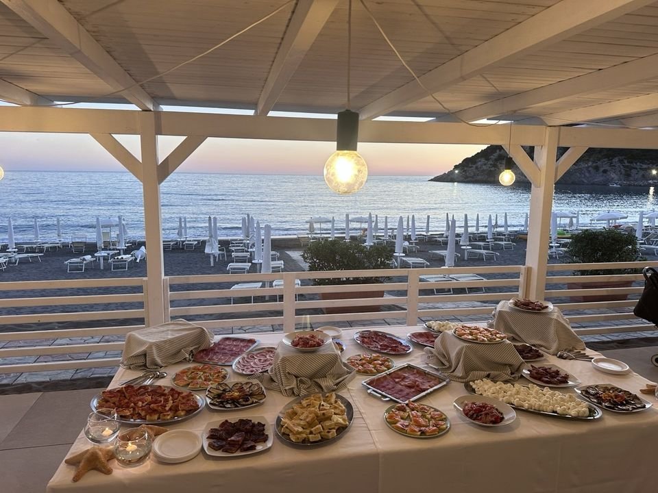 Buffet di antipasti di mare sulla terrazza durante un evento