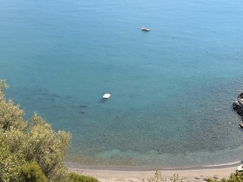 L'acqua limpida e turchese della baia di Castrocucco di Maratea vista dall'alto