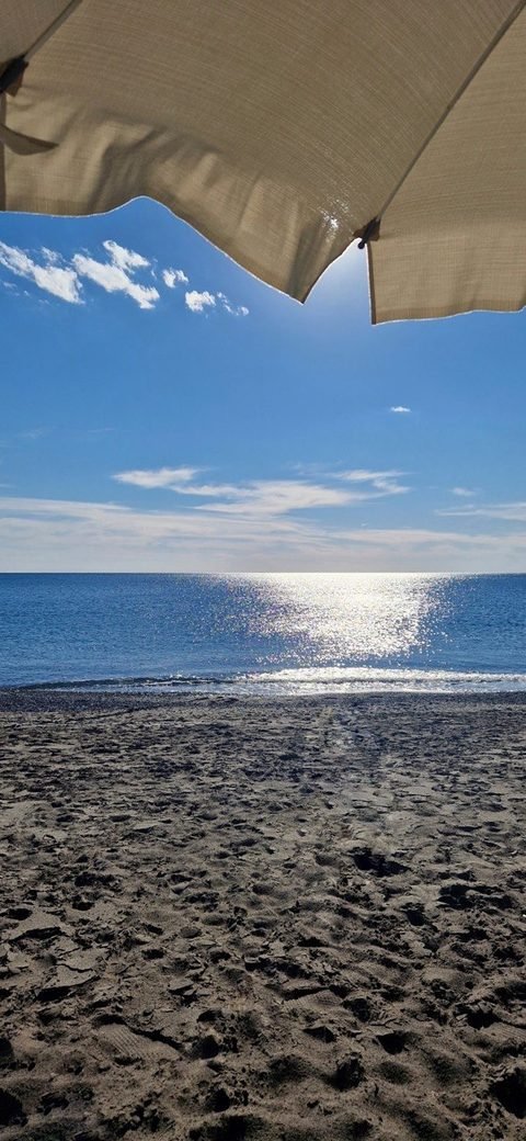 Il mare di Maratea visto da sotto un ombrellone di L'Approdo Due