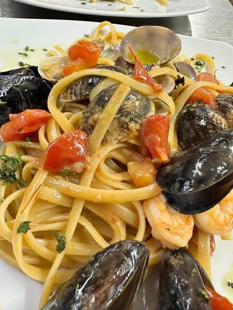 Linguine con vongole, cozze, gamberi e pomodorini