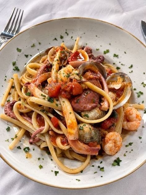 Linguine con frutti di mare e pomodorini