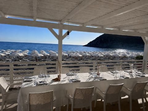 Tavolata imperiale apparecchiata sulla terrazza vista mare